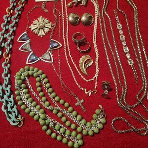 Lot of 20 Vintage Jewelry TRIFARI MONET SARAH COVENTRY COOKIE LEE LIZ CLAIBORN